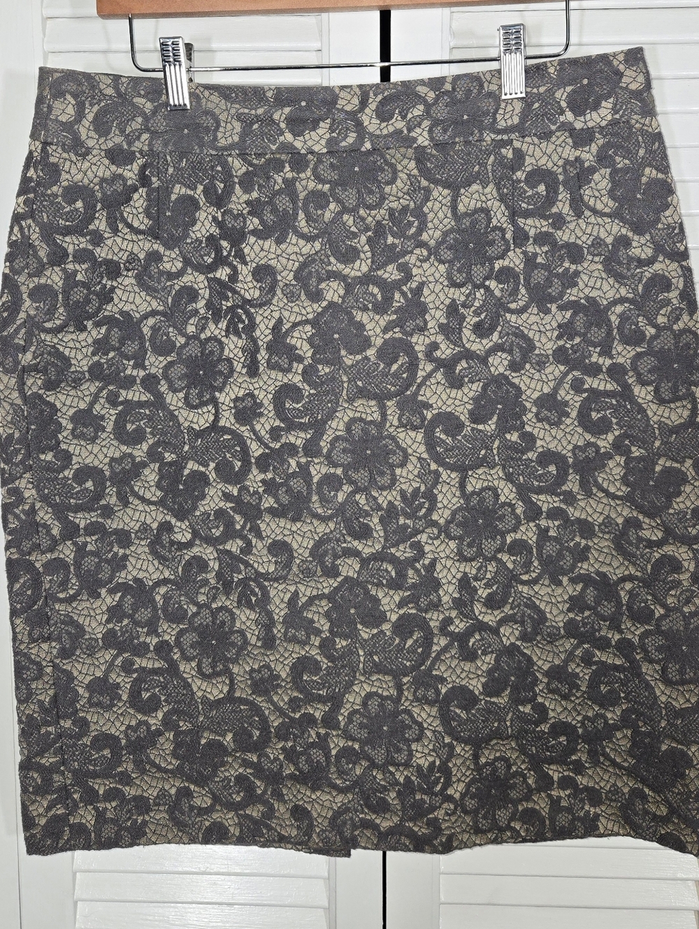 Banana Republic Gray Ivory Floral Lace Lined Zip Slit Pencil Skirt Sz 12 - Picture 1 of 4